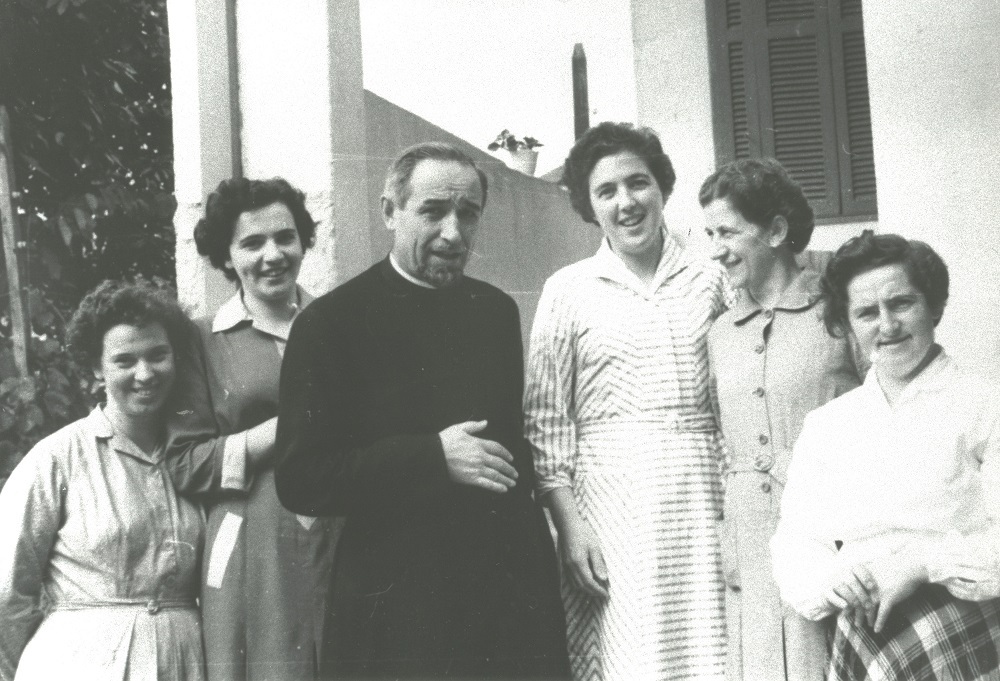 103. Brasile Sud. Padre con le sorelle